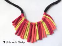 Collier couleur feu recyclage de T. shirts 