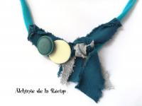 Collier bleu recyclage de T. shirt et boutons 